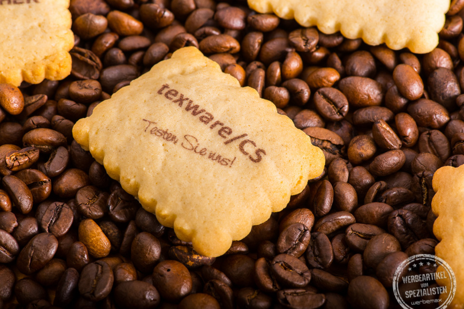 Bedruckter Butterkeks auf Kaffeebohnen als Streuartikel in Konditorqualität.