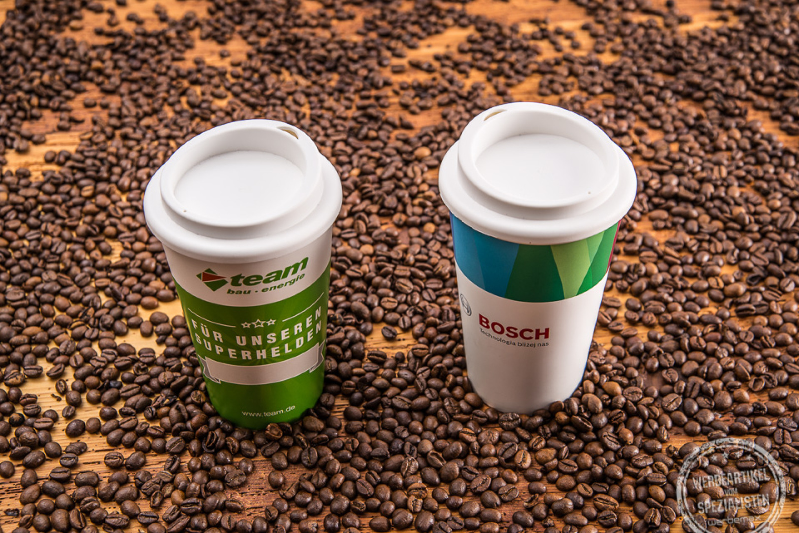Kaffee Becher aus Kunststoff als Alternative zu bedruckten Einwegbechern