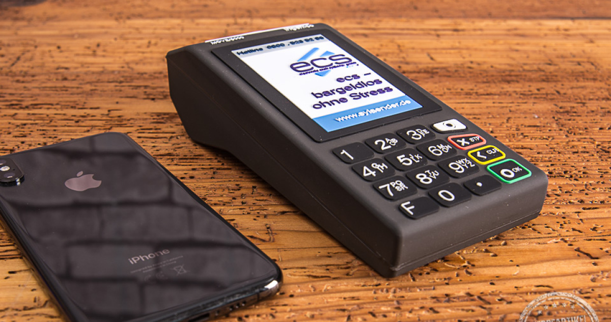 Wireless Charger in Sonderform eines Kartenleseger&auml;ts von ecs