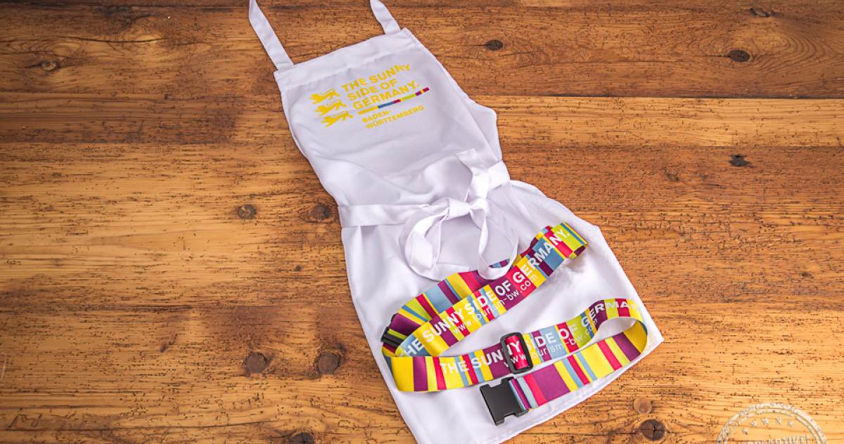 Sch&uuml;rze und Kofferband bedruckt