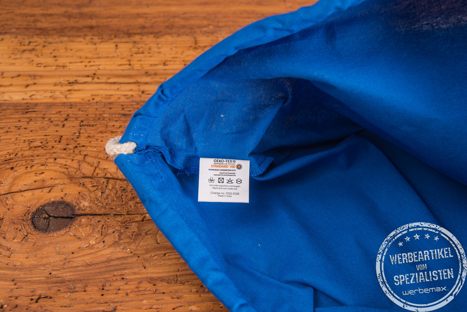 Turnbeutel in Royalblau mit Fokus auf das innenliegende Oekotex-Label