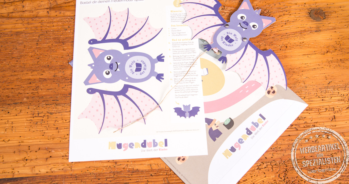 Fledermaus-Bastelset von Hugendubel mit Bastelbogen und fertiger Hampelfledermaus, entwickelt als kindgerechter Werbeartikel.