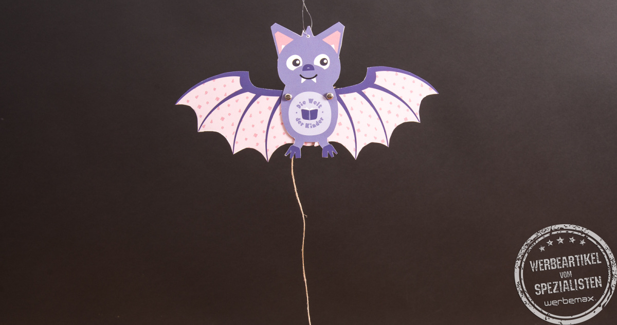 Lila Fledermaus-Hampelfigur aus dem Hugendubel-Halloween-Bastelset, entwickelt als kreativer Werbeartikel für Kinder.