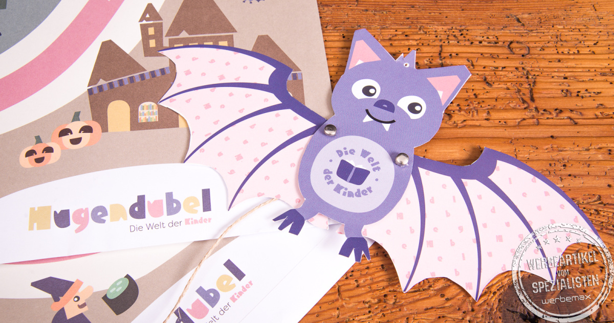 Detailaufnahme der lila Fledermaus aus dem Hugendubel-Bastelset für Kinder mit Halloween-Motiven und Illustrationen.