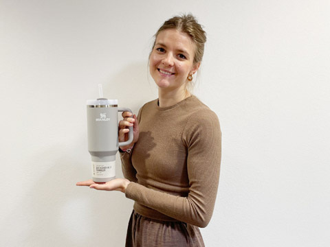 Jennifer Pletznauer aus dem werbemax Vertriebsteam mit einem Stanley Cup in der Hand. 
