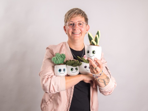 Nadine Bischof, werbemax Head of Customer Service, mit vielen Evergreenies Schmoozies als Werbeartikel in der Hand. 