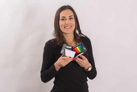 werbemax Key Account Manager Astrid Fischer mit Werbeartikeln in der Hand.