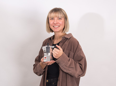 Franziska Schleinitz mit Bialetti in der Hand.