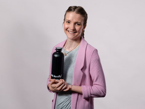 Kundenberaterin Jennifer Pletzenauer mit SIGG Flasche in der Hand.