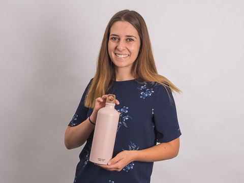 Nathalie Gierlinger mit rosa SIGG Trinkflasche in der Hand.