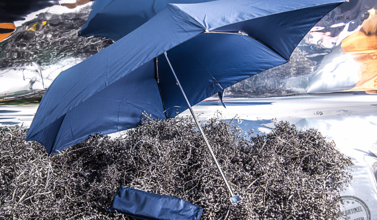 Aufgespannter Regenschirm von Samsonite in Blau. Der kompakte Reiseschirm ist perfekt für jede Tasche.