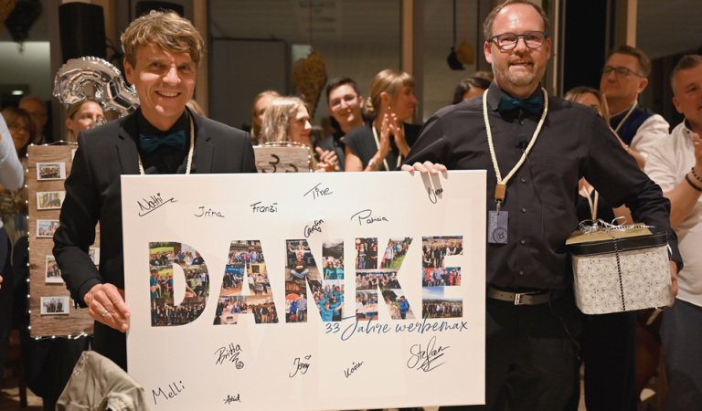 werbemax Geschäftsführer Gerhard Bezold & Christian Höfling mit Dankeschild bei 33 Jahr Feier. 