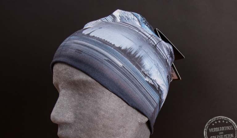 Ecostretch Beanie von Buff im vollflächigen 4c-Druck mit blau grauem Naturmotiv auf grauem Styroporkopf