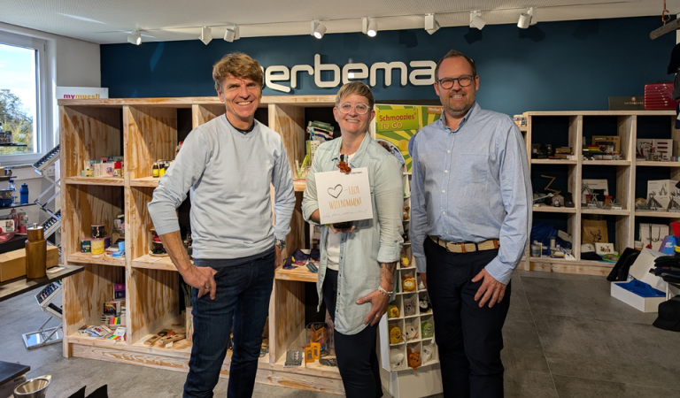 Nadine Bischof Head of Customer Service zusammen mit werbemax Geschäftsführer Gerhard Bezold und Christin Höfling