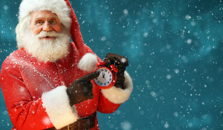 Weihnachtsmann mit Wecker in der Hand um die Dringlichkeit für die Weihnachtsgeschenke an Mitarbeiter zu betonen. 