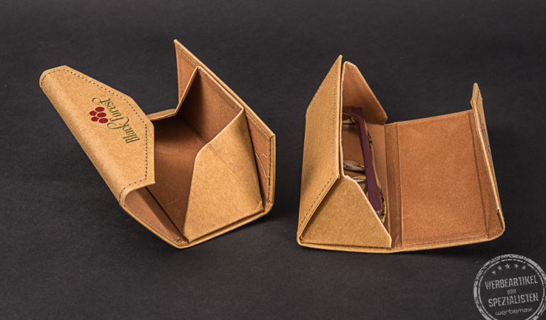 Zwei bedruckte Brillenetuis mit Logodruck als Werbemittel.