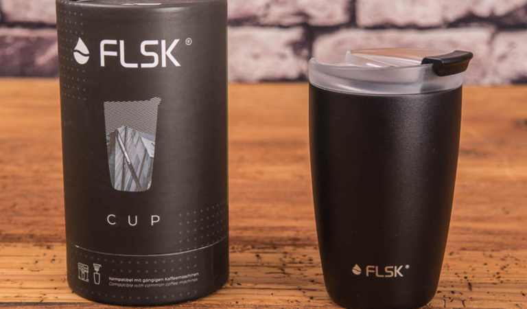 FLSK CUP schwarz mit Logo und Verpackung als Werbeartikel.