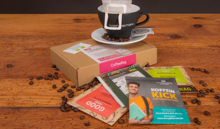 Kaffeetasse mit Coffeebag und mehrere personalisierte Coffeebags als Werbeartikel.