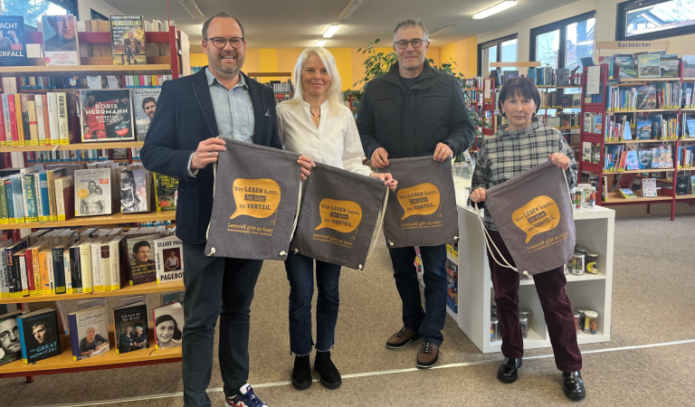 werbemax Spendenübergabe von Büchereitaschen an Bücherei Seeon-Seebruck.