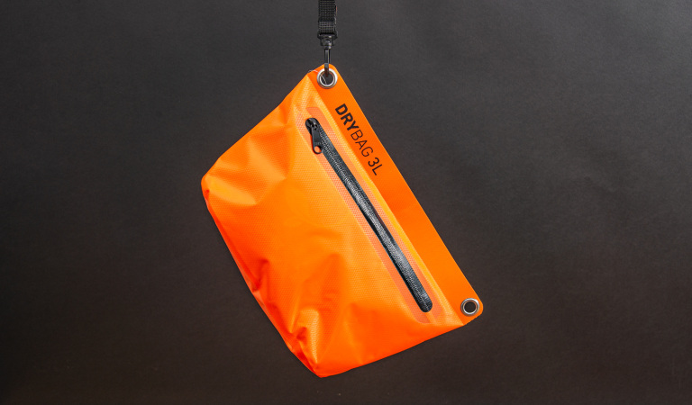 Leuchtend orange Drybag 3L von Halfar mit schwarzem Reißverschluss im Hängeformat.