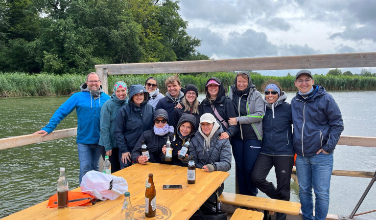 Team werbemax Gruppenfoto auf dem Floss während der Alz-Floßfahrt