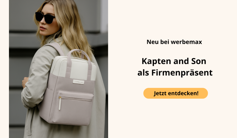 unge Frau mit Kapten & Son Rucksack in Muted Clay in modernem Streetstyle, ideal als hochwertiges Mitarbeitergeschenk oder Werbeartikel mit Logo.