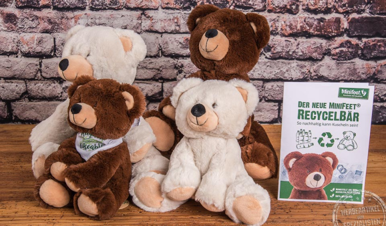 Teddybären aus Recyclingmaterial in weiß und braun