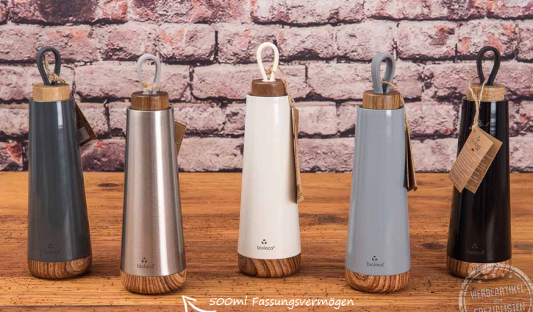 Loop Trinkflasche mit Echtholz-Deckel in verschiedenen Farben als Werbegeschenk auf Holztisch.