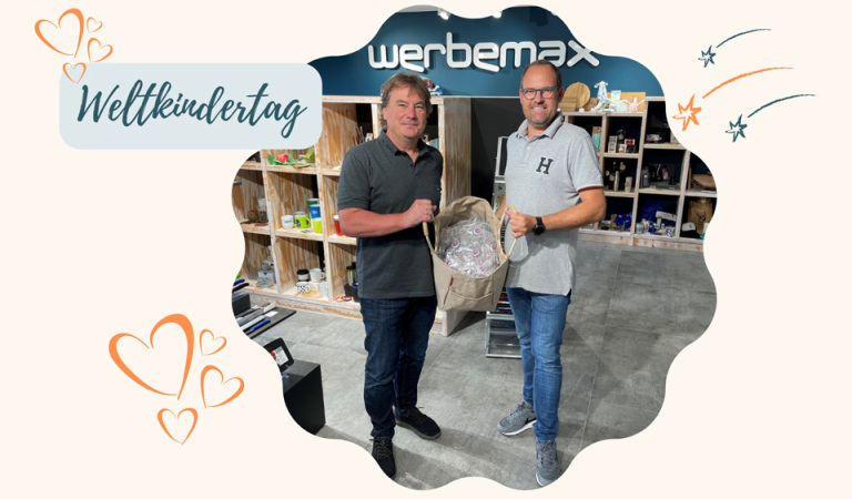 werbemax Showroom in Amerang mit Geschäftsführer Christian Höfling und Alois Fruth von der Elterninitiative Kinderkrebshilfe.