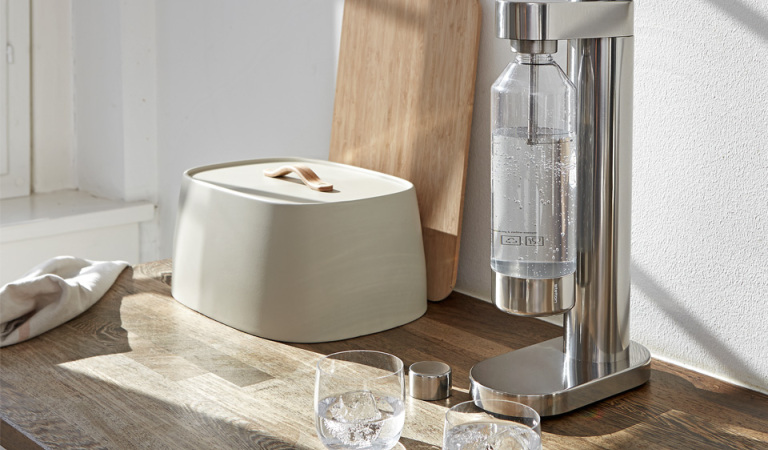 Wassersprudler Stelton BRUS mit Wasserflasche und Gläsern