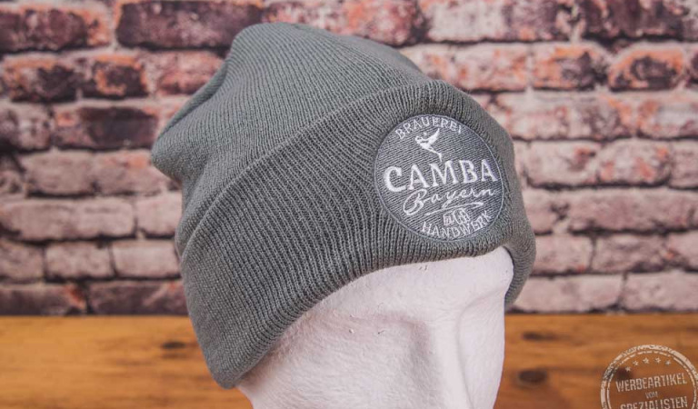 Beanie grau mit Logo-Stick in weiß