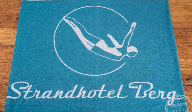 Badetuch mit Logoeinwebung Strandhotel berg