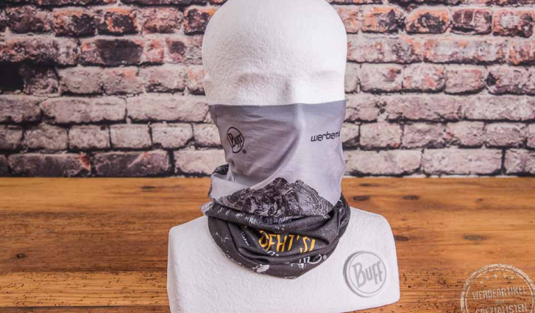 Buff Thermonet mit Logodruck als Werbemittel auf Styroporkopf.