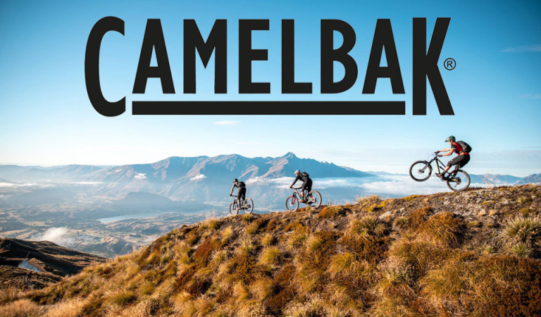 Camelbak Naturaufnahme mit Logo und Sportlern