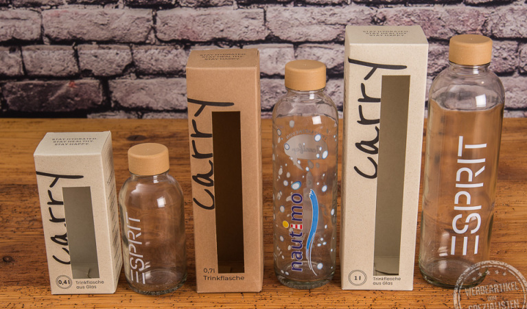 carry bottles glasflaschen in drei verschiedenen Größen mit Kartonverpackung und Branding als Werbegeschenk.