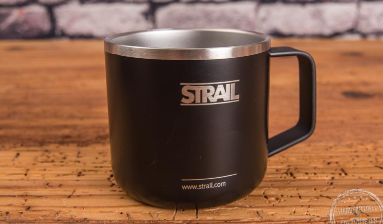 Schwarzer Edelstahl Becher mit Logogravur als hochwertiges Werbegeschenk im trendy Retro-Design