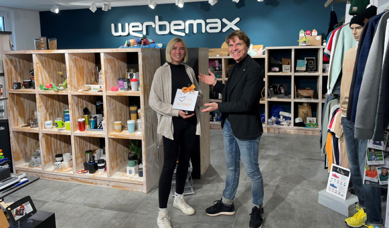 werbemax Chef Gerhard Bezold und Kundenberatering Franziska Schleinitz im werbemax Showroom zur Begrüßung.