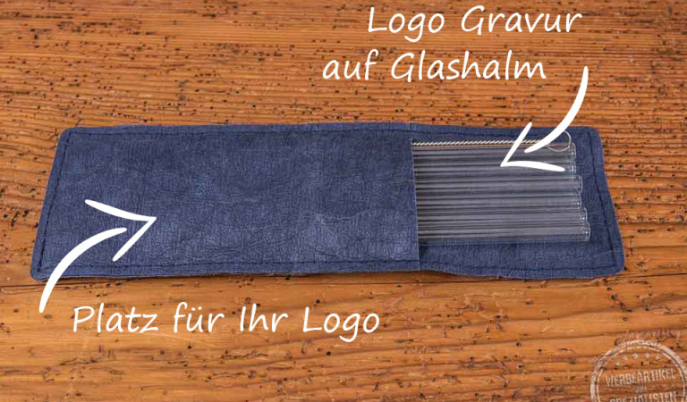 Glasstrohhalm als Werbeartikel im blauen Papyr Etui mit Logo Beschriftungsmöglichkeit