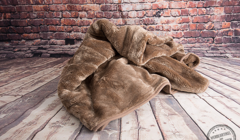 Flauschige Kuscheldecke in einem schönen Braunton