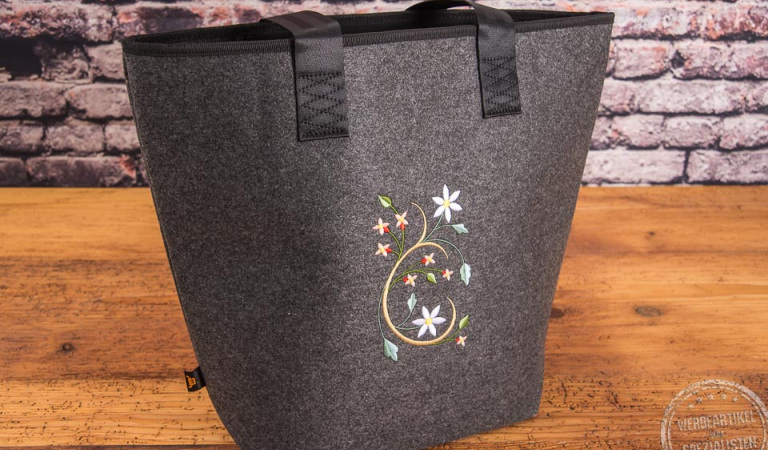 halfar filz-einkaufstasche bestickt als Incentiv auf Holzplatte