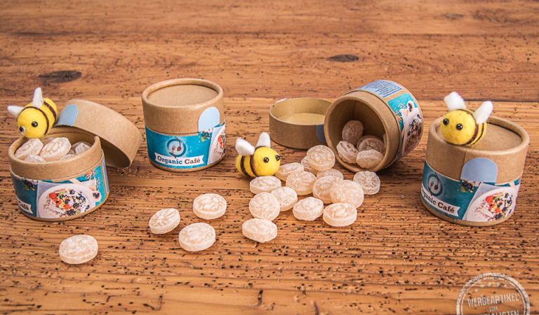 Jung Bonbons in der nachhaltigen Papierdose als Werbeartikel auf Holzplatte