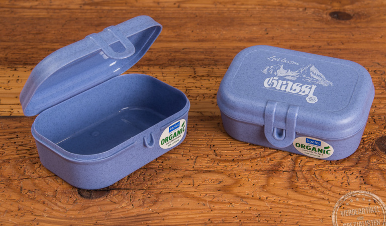 Lunchbox in blau von Koziol mit Logo Druck Grassl Enzian Brennerei als Werbeartikel