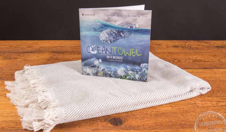 Ocean Towel nachhaltige Kuscheldecke mit Flyer