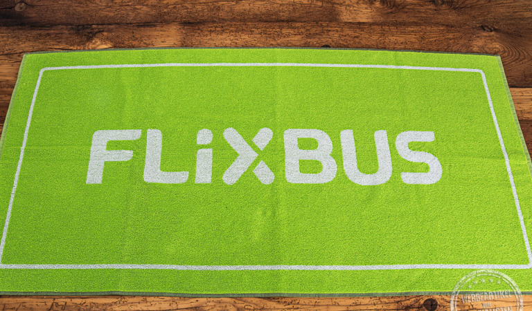 Badetuch für Flixbus in grün mit weißer Logoeinwebung