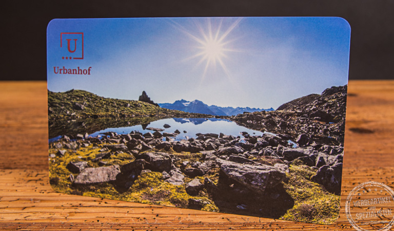 Schneidebrett für den Urbahnhof in Sölden mit Bergmotiv und Logo als Werbeartikel.