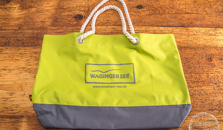 grüne Badetasche mit Kordeln und Audruck Waginger See in Grau