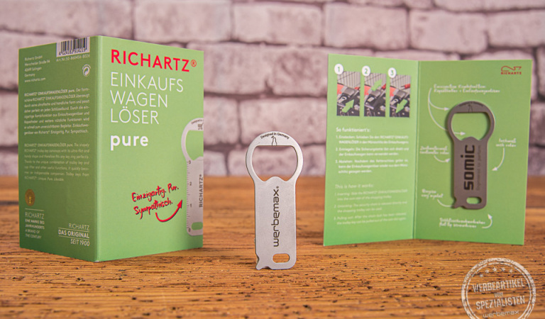 Einkaufswagenlöser von RICHARTZ mit Logogravur und individuell gestaltbarem Kärtchen als Werbeartikel