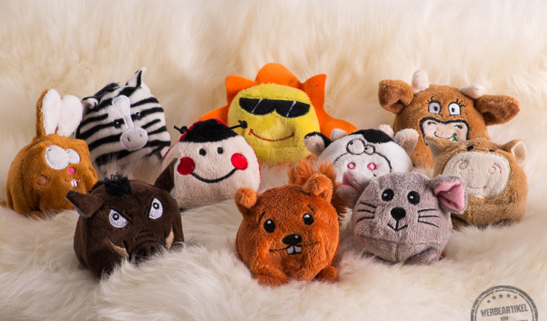 werbemax Schmoozies Minifeet mit Mikrofaserunterseite auf weißem Fell als Werbegeschenk.