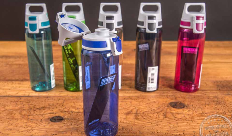 Sechs Trinkflaschen Sigg Total Color in unterschiedlichen Farben als Werbeartikel.