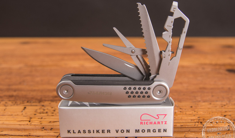 Taschenmesser Strukutura Knife 15+ als Werbegeschenk geöffnet liegend auf der Verpackung.